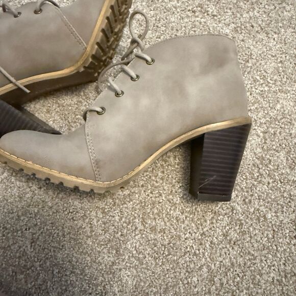 Restricted Taupe Lace-Up Ankle Booties Block Heel Women's Size 6 - Picture 8 of 9